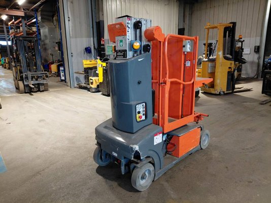 Строительный подъёмник с вертикальной мачтой JLG TOUCANDUO - 1