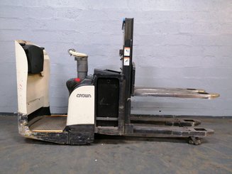 Штабелер с откидной платформой Crown DT3040 - 1