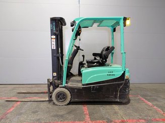 Трехопорные погрузчики Yale ERP16VTLWB