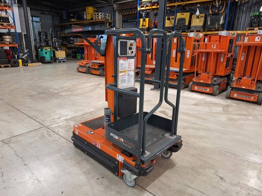 Строительный подъёмник с вертикальной мачтой JLG POWER PICKER - 1