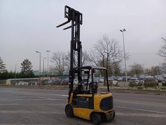Четырехопорные погрузчики Caterpillar EP25K