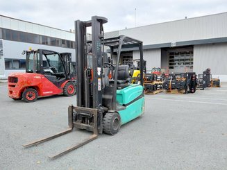 Трехопорные погрузчики Yale ERP16VTLWB