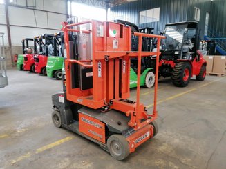 Строительный подъёмник с вертикальной мачтой JLG TOUCAN DUO