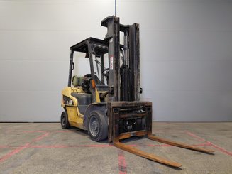 Четырехопорные погрузчики Caterpillar GP25NTD