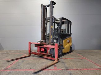 Четырехопорные погрузчики Caterpillar EP30CN