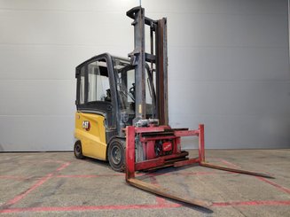 Четырехопорные погрузчики Caterpillar EP30CN