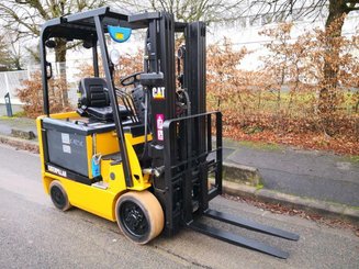 Четырехопорные погрузчики Caterpillar EC25N