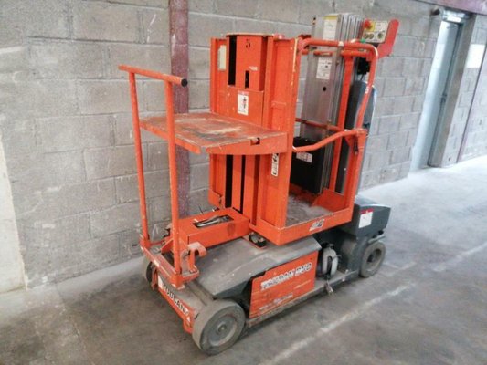 Строительный подъёмник с вертикальной мачтой JLG TOUCAN DUO - 1