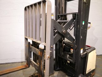 Штабелер с кадрируюющей поперечиной Crown SHR5520-1.3