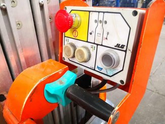 Строительный подъёмник с вертикальной мачтой JLG TOUCAN DUO
