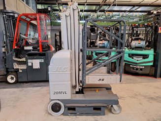 Строительный подъёмник с вертикальной мачтой JLG 20MVL