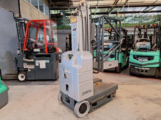 Строительный подъёмник с вертикальной мачтой JLG 20MVL