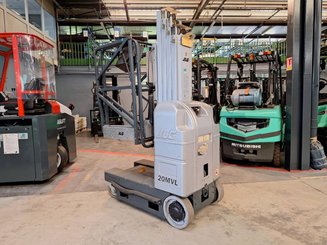 Строительный подъёмник с вертикальной мачтой JLG 20MVL