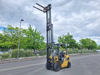 Четырехопорные погрузчики Caterpillar GP20NT