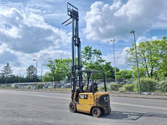 Четырехопорные погрузчики Caterpillar EP25K-PAC