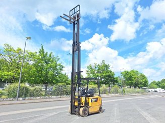 Четырехопорные погрузчики Caterpillar EP25K-PAC