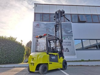 Четырехопорные погрузчики Clark GEX40