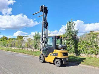Четырехопорные погрузчики Caterpillar GP25NTD