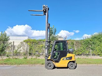 Четырехопорные погрузчики Caterpillar GP25NTD