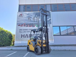 Четырехопорные погрузчики Caterpillar GP30N