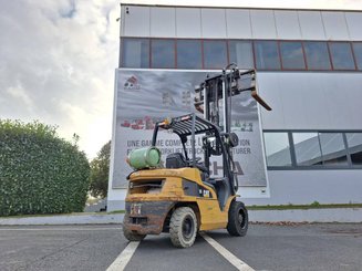 Четырехопорные погрузчики Caterpillar GP30N