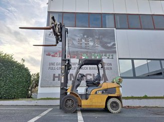 Четырехопорные погрузчики Caterpillar GP30N