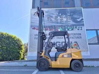 Четырехопорные погрузчики Caterpillar GP30N