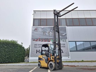 Четырехопорные погрузчики Caterpillar GP25N
