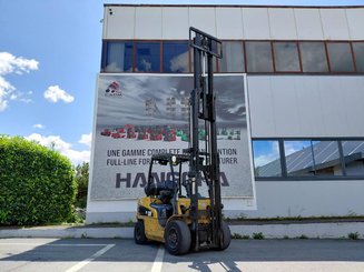 Четырехопорные погрузчики Caterpillar GP30N