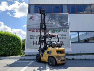 Четырехопорные погрузчики Caterpillar GP30N