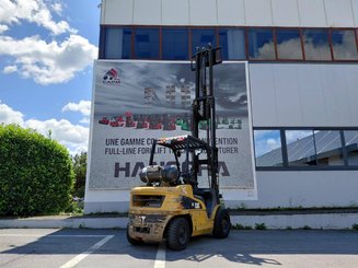 Четырехопорные погрузчики Caterpillar GP30N