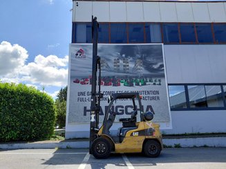 Четырехопорные погрузчики Caterpillar GP30N