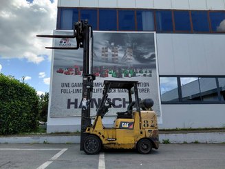 Четырехопорные погрузчики Caterpillar GC40K