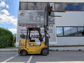 Четырехопорные погрузчики Caterpillar GC40K