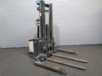 Штабелер с кадрируюющей поперечиной Crown WS2300 1.8