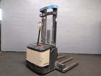 Штабелер с кадрируюющей поперечиной Crown WS2300 1.8
