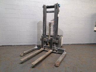 Штабелер с кадрируюющей поперечиной Crown WS2300 1.8