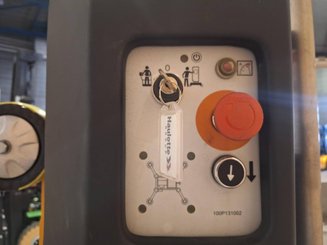Строительный подъёмник с вертикальной мачтой Haulotte Quick UP 8DC