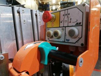 Строительный подъёмник с вертикальной мачтой JLG TOUCAN DUO