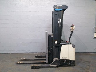 Штабелер с кадрируюющей поперечиной Crown SHR5520-1.1