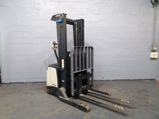 Штабелер с кадрируюющей поперечиной Crown SHR5520-1.1