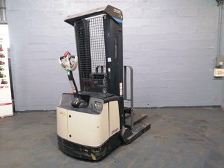 Штабелер с кадрируюющей поперечиной Crown SHR5520-1.1