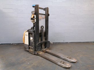 Штабелер с откидной платформой Crown DT3040 - 1