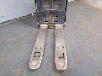 Штабелер с откидной платформой Crown DT3040 - 7
