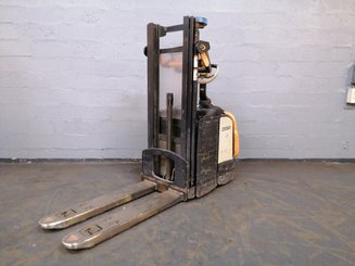 Штабелер с откидной платформой Crown DT3040 - 6