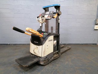 Штабелер с откидной платформой Crown DT3040 - 2