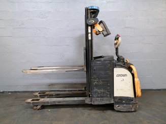 Штабелер с откидной платформой Crown DT3040 - 5