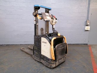 Штабелер с откидной платформой Crown DT3040 - 4