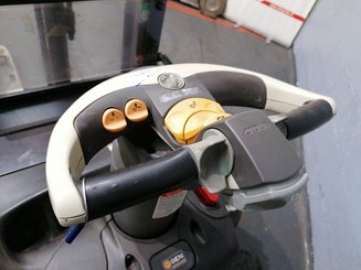 Штабелер с откидной платформой Crown DT3040