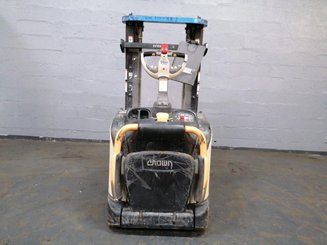 Штабелер с откидной платформой Crown ETI4000 - 3